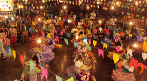 Pessoas dançando quadrilha em uma festa junina